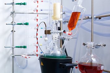 Ein Versuchsaufbau im chemischen Labor mit verschiedenen Reagenzgläsern.