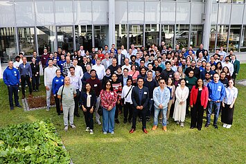 Group photo with 150 people at the ALPIN workshop at IFW Dresden.
