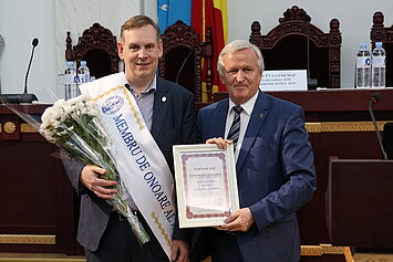 Ehrenmitglied ASMoldau Nielsch Prof. Dr. Kornelius Nielsch (left) and Prof. Ion Tiginyanu stand side by side, holding the certificate of Honorary Membership of the Academy of Sciences of Moldova for the camera.